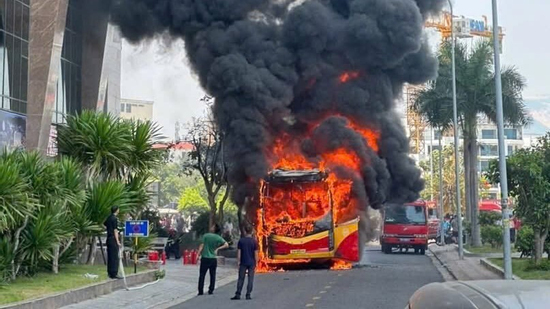 Cháy xe khách ngùn ngụt giữa trung tâm Nha Trang, nhiều người hoảng loạn
