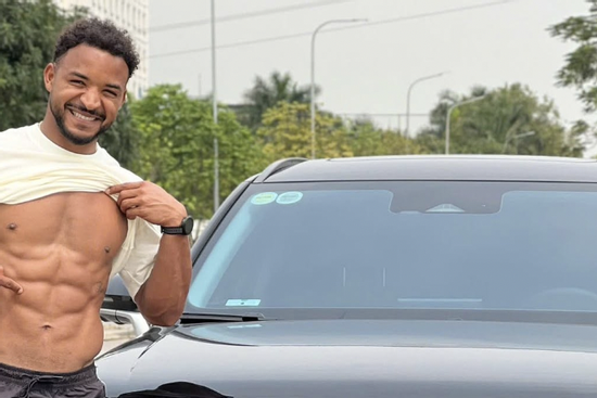 Hết vạch áo đếm múi khi ghi bàn lại khoe cơ bụng bên xế hộp, Xuân Son muốn cả thế giới biết: Tôi không béo!