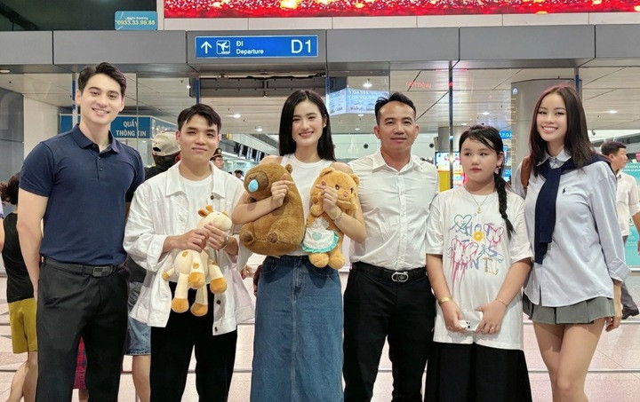 Từng có thời điểm, cả hai vướng tin chia tay. Lúc đó, Ý Nhi vướng nghi vấn hẹn hò nam vương Tuấn Ngọc. Song sau đó, Ý Nhi nhanh chóng phủ nhận.