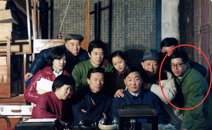 Lý Thế Hoằng (ngoài cùng bên phải) cùng ê-kíp làm phim Tây Du Ký.