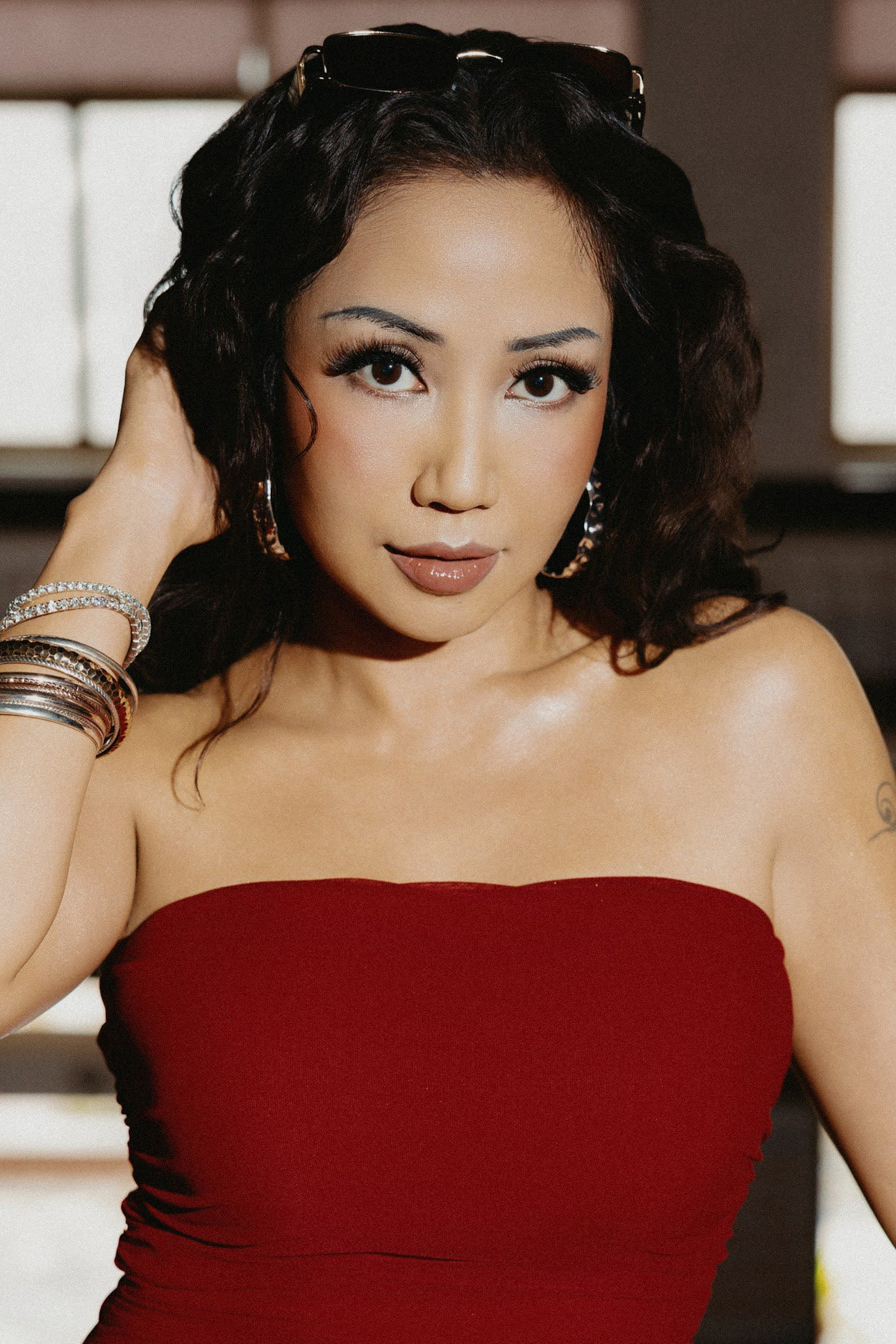 Ốc Thanh Vân gây chú ý với làn da nâu và đầm đỏ tại sự kiện ra mắt phim - Ảnh 4.