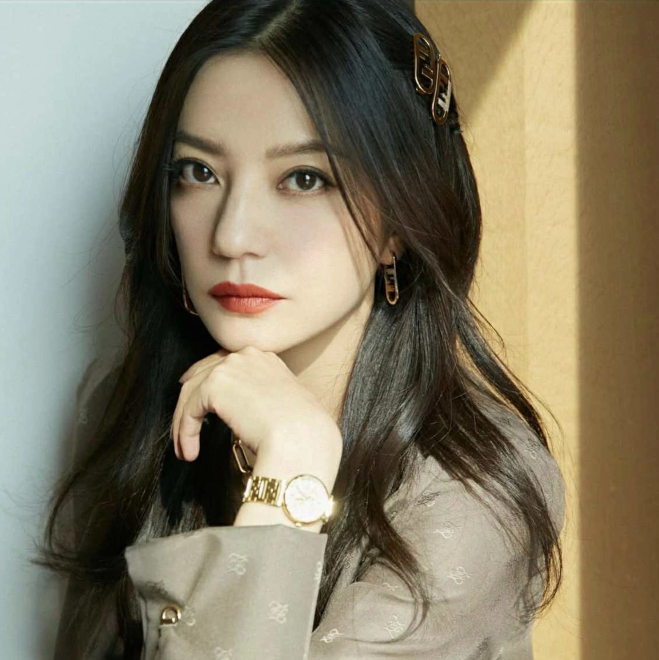 Triệu Vy bất ngờ lộ diện, gây chú ý với diện mạo tuổi 50 - Ảnh 2