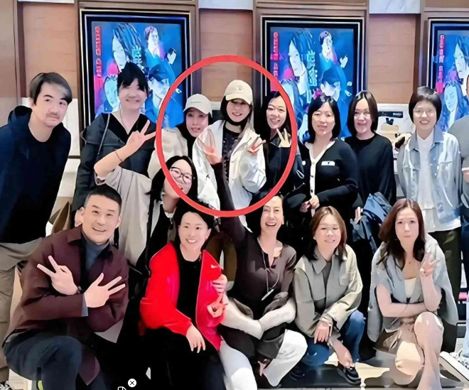 Triệu Vy bất ngờ lộ diện, gây chú ý với diện mạo tuổi 50 - Ảnh 1