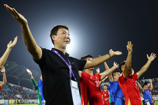 Tuyển Việt Nam trở lại top 100 FIFA, vẫn thua Thái Lan