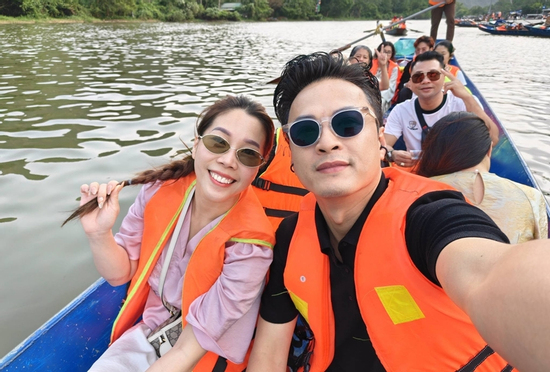 Vợ chồng Hồng Đăng ở tuổi trung niên U50 vẫn lãng mạn, tình cảm nhiều người ngưỡng mộ