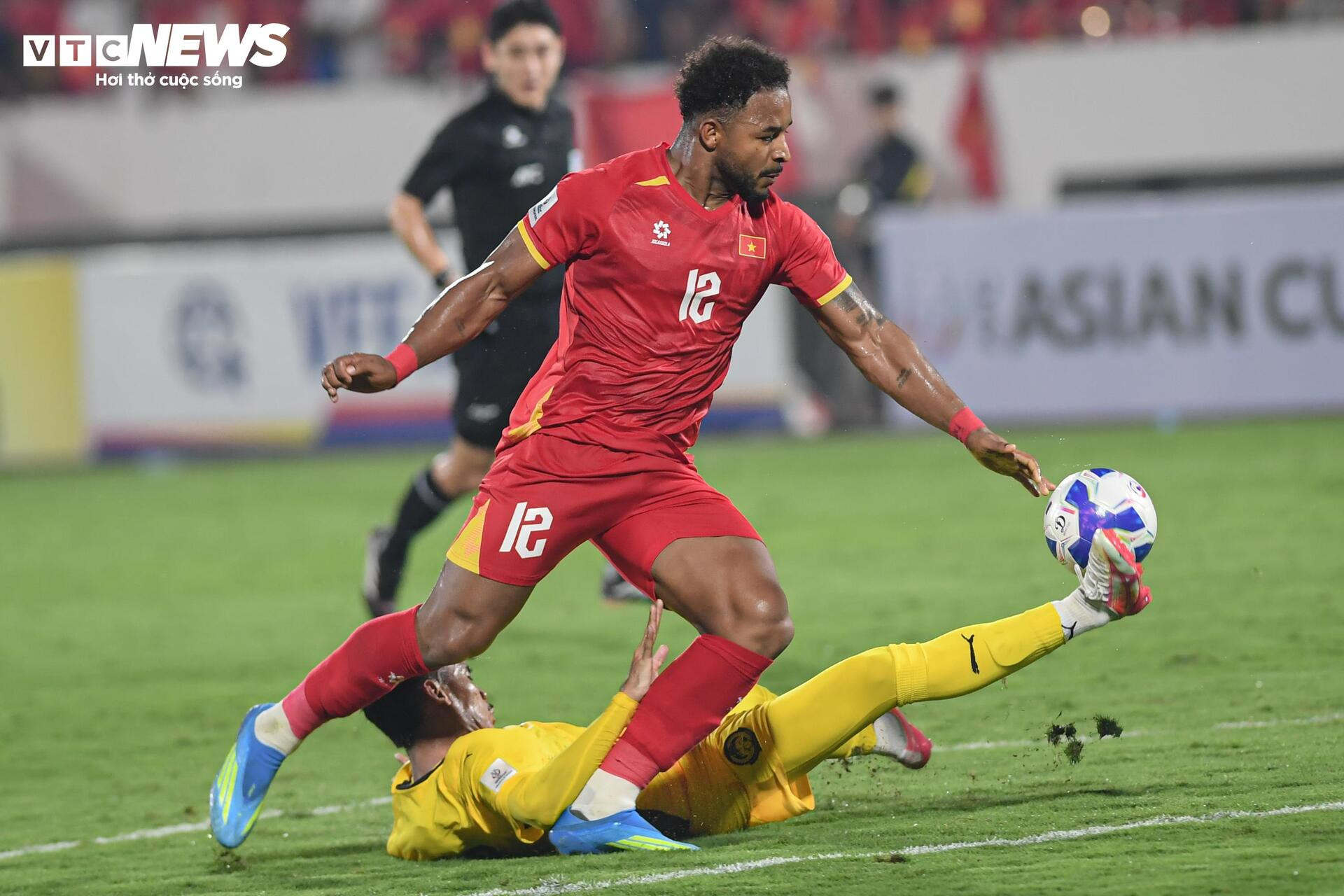 Xuân Son bùng nổ bên Hoàng Hên, HLV Malaysia cũng phải công nhận quá hay - 2