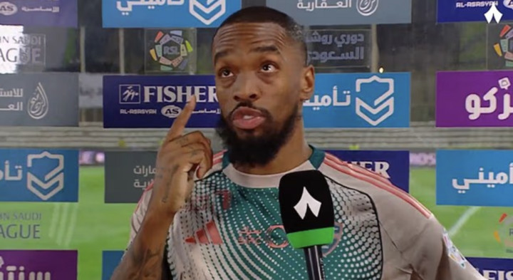 Ivan Toney trong cuộc phỏng vấn sau trận hòa 1-1 với Al-Fayha ngày 8/4. (Nguồn: Daily Mail)