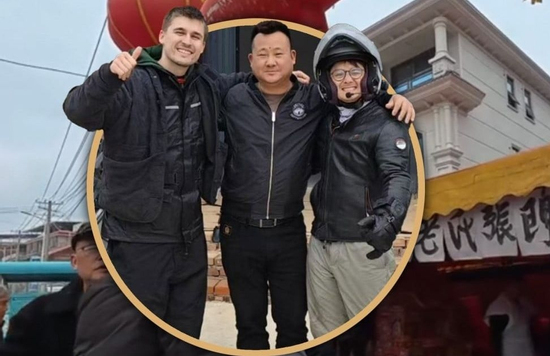 Lạc vào 'đám tang' mà lại tưởng là quán ăn, hai du khách có trải nghiệm không ngờ