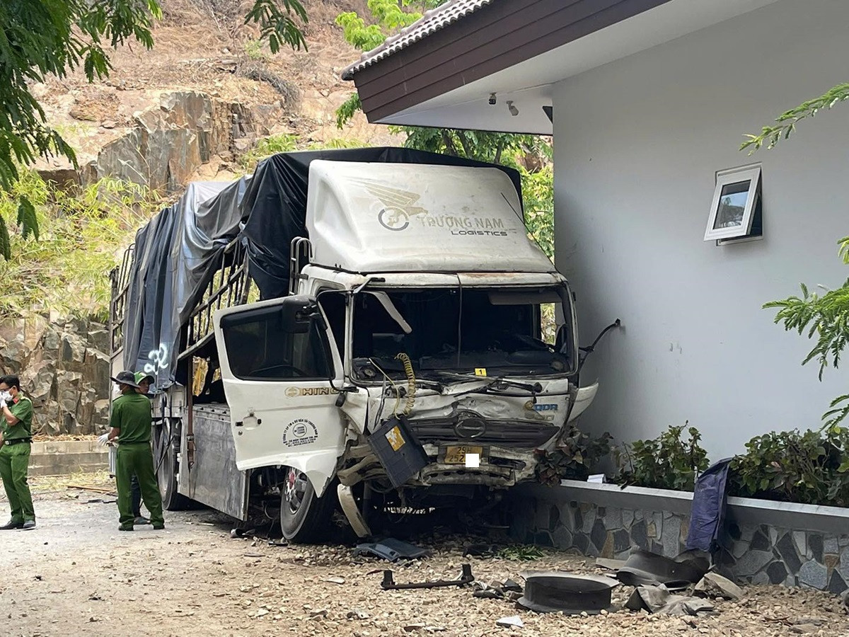 Hiện trường xe tải lao xuống triền núi ở Lâm Đồng khiến 3 người tử vong.5.jpg