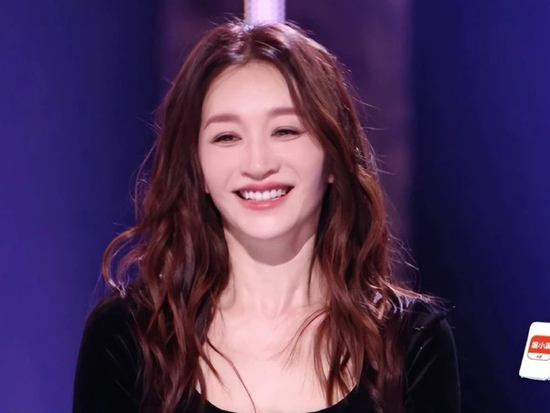 Lý Tiểu Nhiễm 'gây sốt' nhờ ngoại hình trẻ trung ở tuổi 50