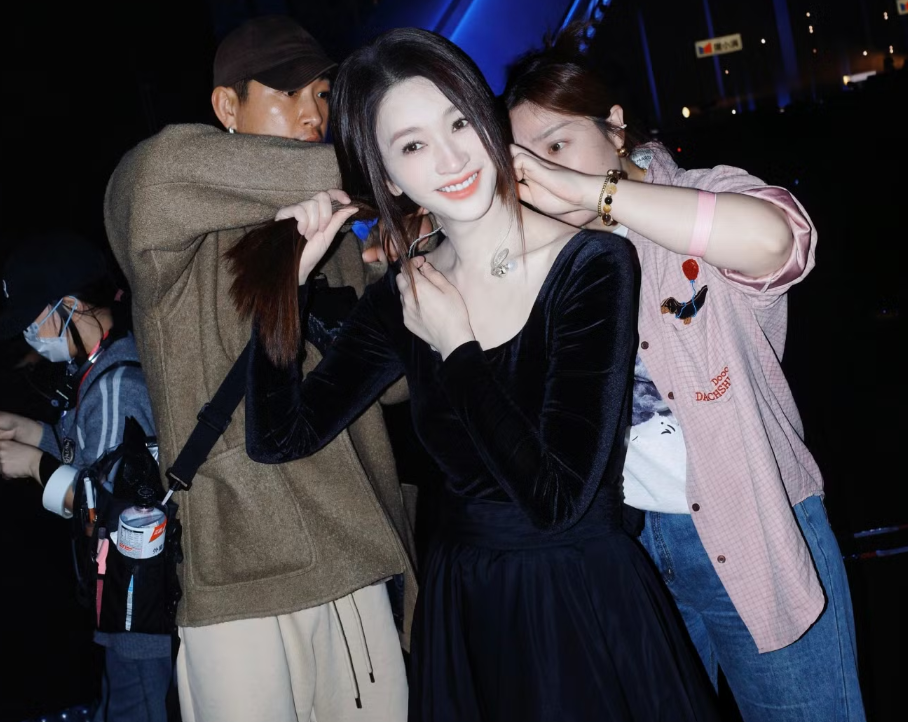 Lý Tiểu Nhiễm 'gây sốt' nhờ ngoại hình trẻ trung ở tuổi 50 - Ảnh 2