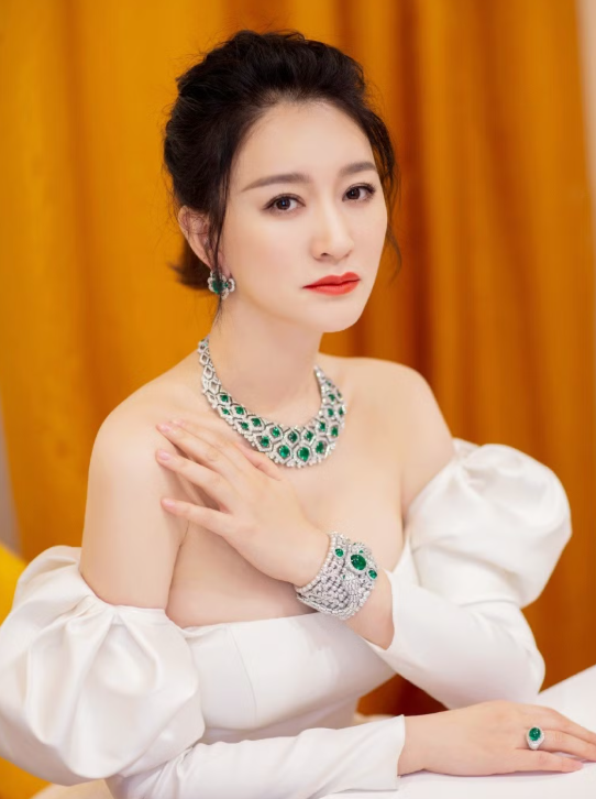 Lý Tiểu Nhiễm 'gây sốt' nhờ ngoại hình trẻ trung ở tuổi 50 - Ảnh 3