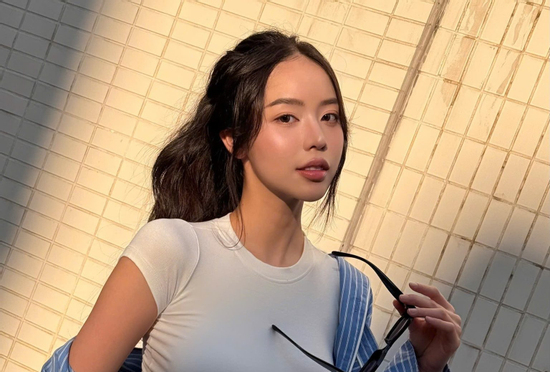 Nàng hậu quê Đà Nẵng gây chú ý với mốt quần tụt và áo croptop