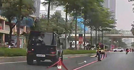 Người đi bộ tử vong sau va chạm với ô tô Mercedes G63 ở Hà Nội