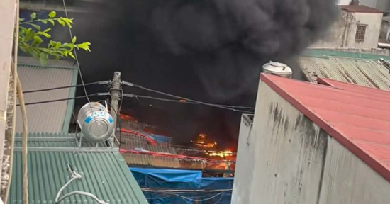 Cháy tại kho đông lạnh ở Hà Nội, thiệt hại 6 xe máy và 1 ô tô