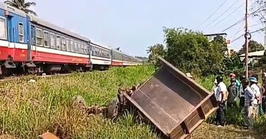 Ô tô bị tàu hoả tông ở Hà Nội, nam tài xế hoảng loạn bỏ xe tháo chạy插图2