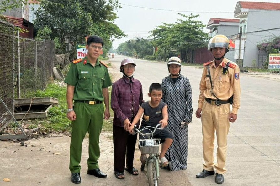 Sự thật video cô gái giật tờ giấy màu xanh từ tay CSGT插图1