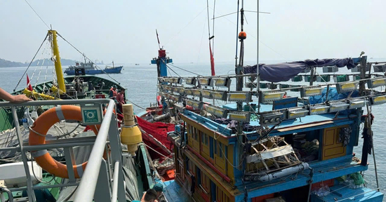 Tàu gặp nạn giữa biển, 12 người phát tín hiệu cầu cứu