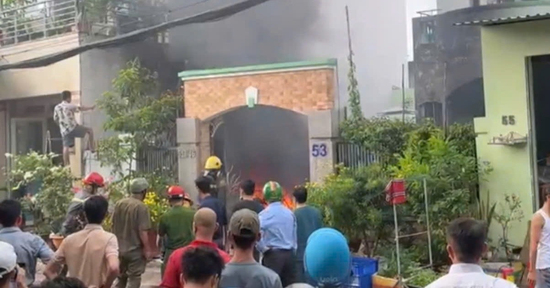 Cháy dữ dội tại TPHCM, 14 xe máy của công nhân bị thiêu rụi