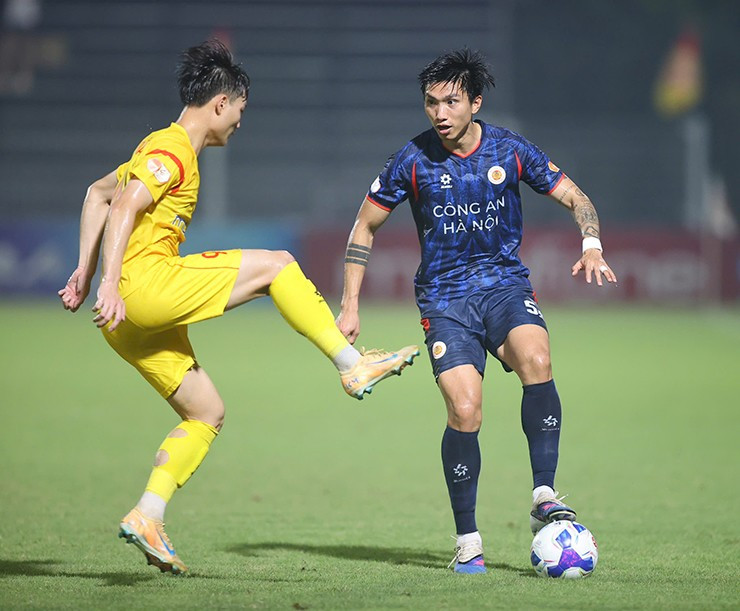 Văn Hậu và đồng đội rơi điểm đáng tiếc trước PVF-CAND.