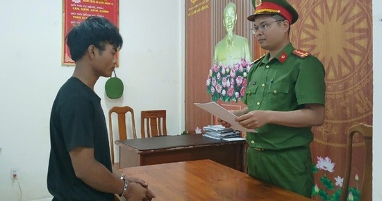 Hai thanh niên giả danh công an, dùng súng nhựa đi cướp