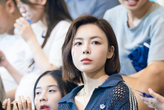 Phí Thanh Thảo khoe visual trắng phát sáng trên khán đài khi đi cổ vũ Lý Đức