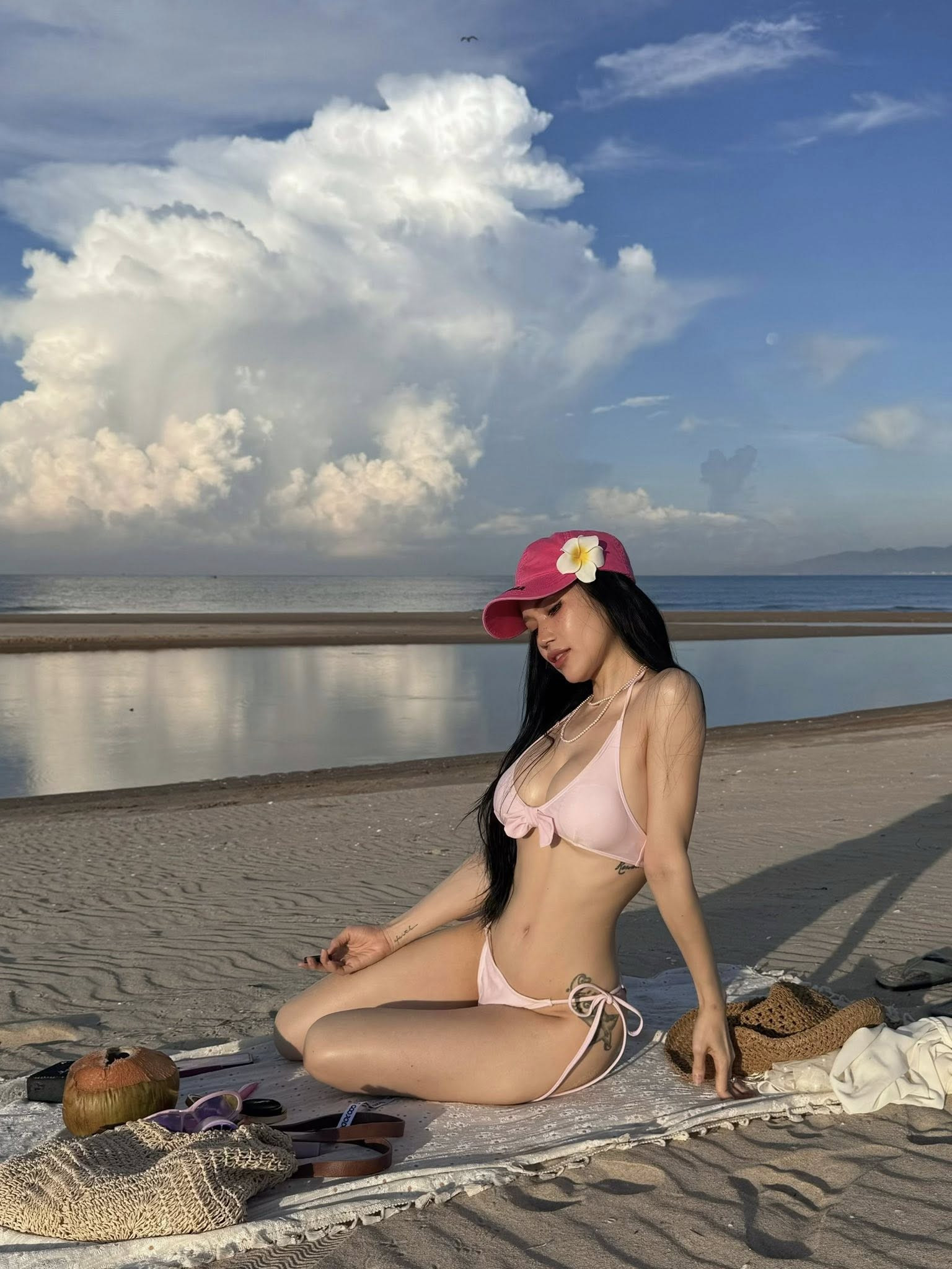 Có thể là hình ảnh về mũ, bãi biển và đám mây