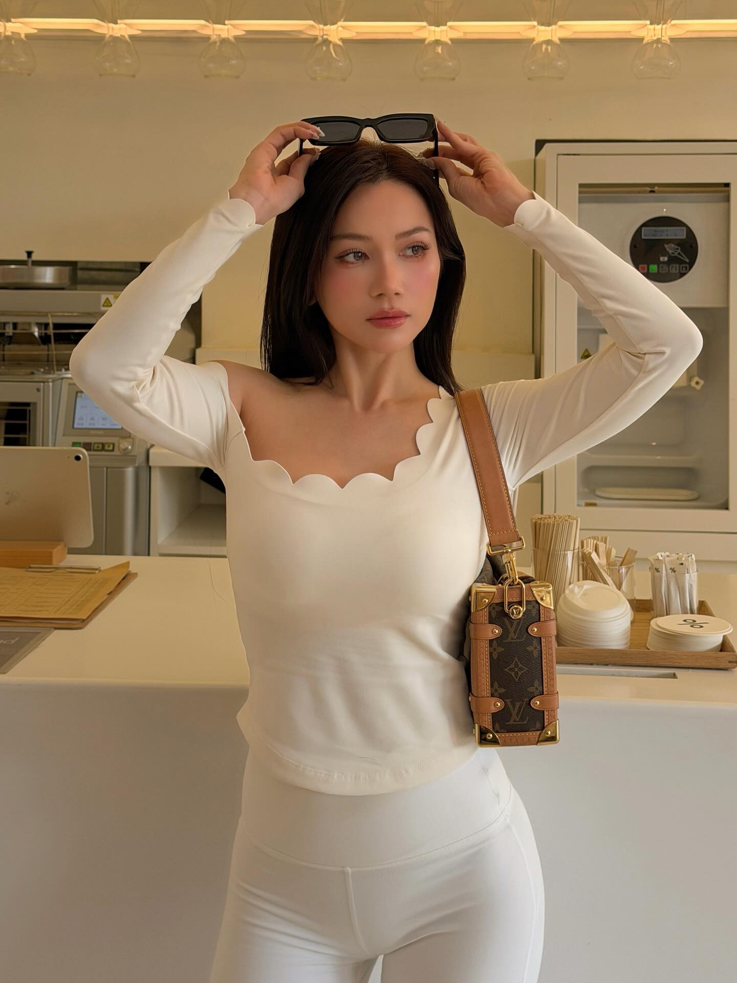 Có thể là hình ảnh về điện thoại và hoa thanh cúc