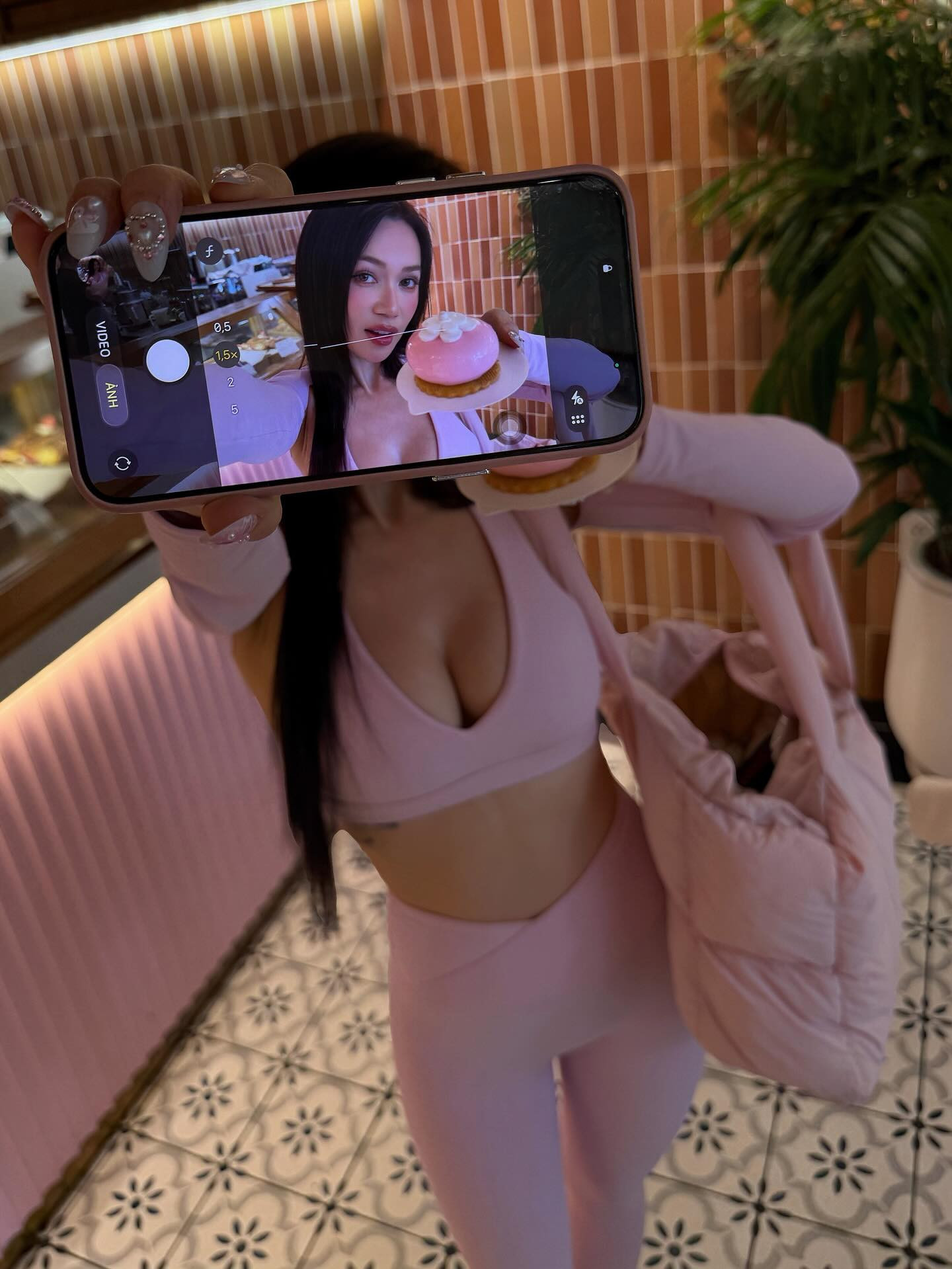 Có thể là hình ảnh về điện thoại