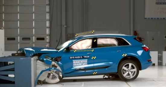 Vì sao xe điện thường đánh bại xe xăng trong các bài thử nghiệm va chạm?