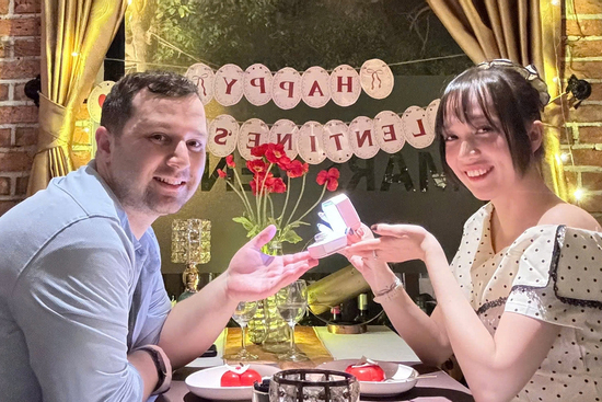 Yêu xa hơn 1 năm, bạn trai Mỹ bay 15.000km tới TPHCM, cô gái vẫn tưởng 'bị lừa'