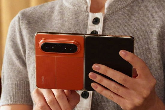 Apple còn đang rục rịch chuẩn bị, Huawei đã đem thiết kế iPhone Fold tương lai đi bán