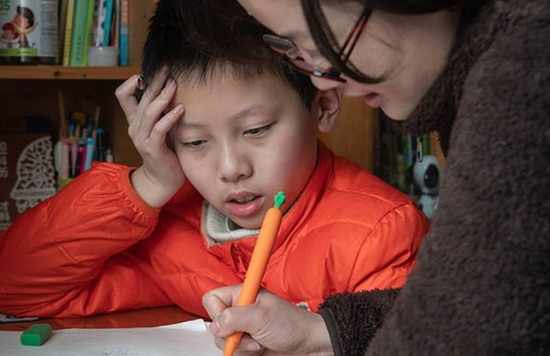 Chỉ vì một phút mất kiên nhẫn khi kèm con học, người mẹ không ngờ phải nhập viện cấp cứu