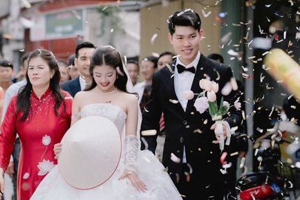 Cô gái Hải Phòng lấy anh hàng xóm, hai nhà dựng chung rạp, đặt chung 130 mâm cỗ