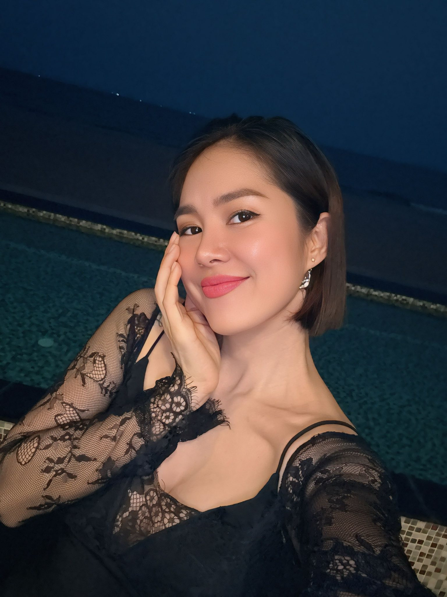 Cùng chồng trẻ đi chơi, Lê Phương khoe diện mạo gợi cảm - Ảnh 5.