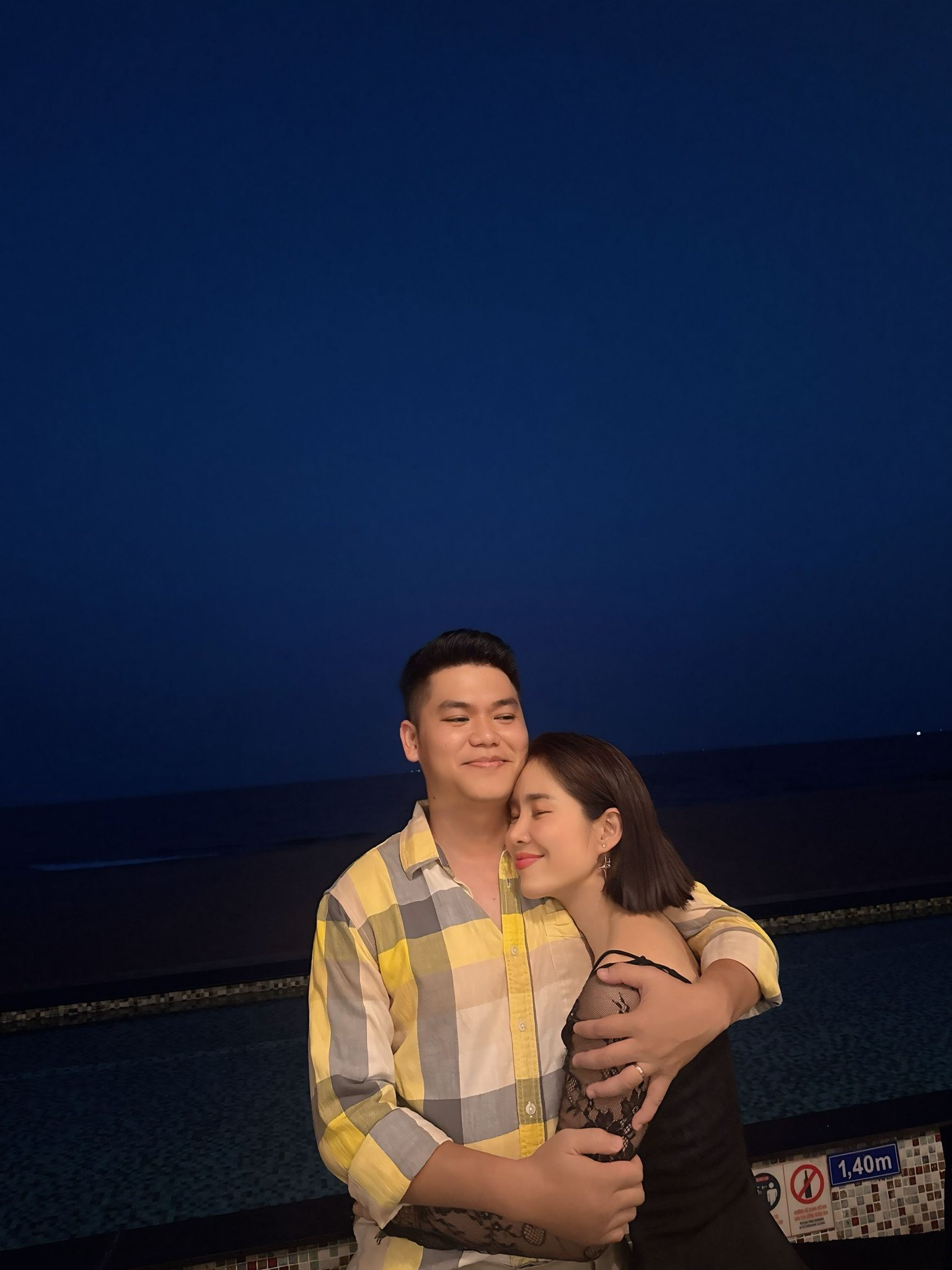 Cùng chồng trẻ đi chơi, Lê Phương khoe diện mạo gợi cảm - Ảnh 6.