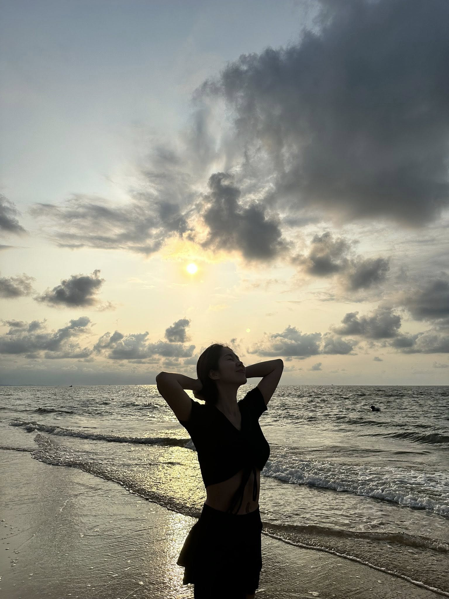 Cùng chồng trẻ đi chơi, Lê Phương khoe diện mạo gợi cảm - Ảnh 2.