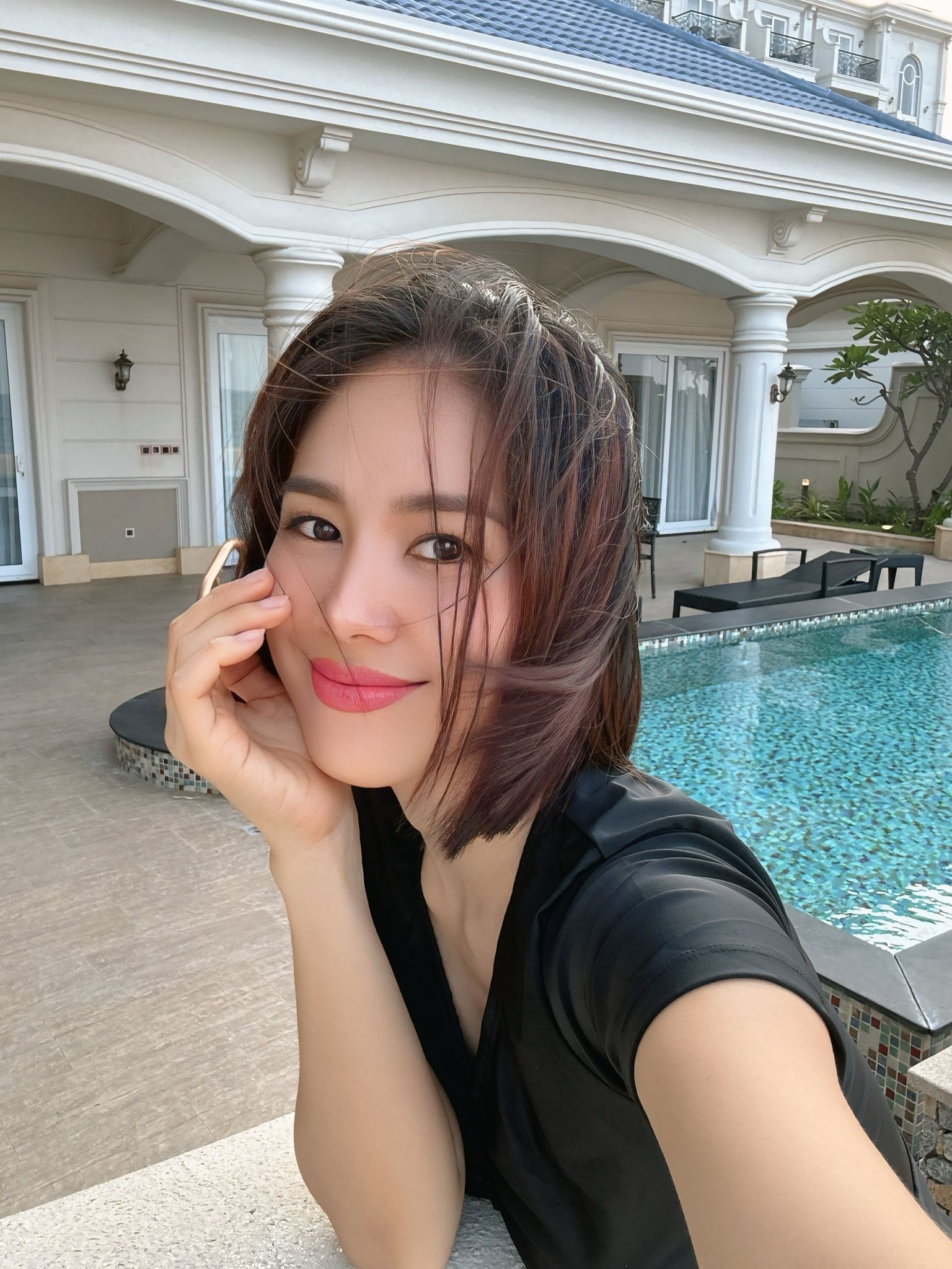 Cùng chồng trẻ đi chơi, Lê Phương khoe diện mạo gợi cảm - Ảnh 4.