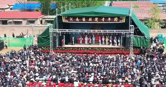 Doanh nhân chi hơn 1,9 tỷ đồng mừng thọ cha, mời cả làng xem kịch miễn phí