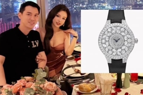 Huyền Baby đeo đồng hồ 4 tỷ đồng kỷ niệm 13 năm cưới