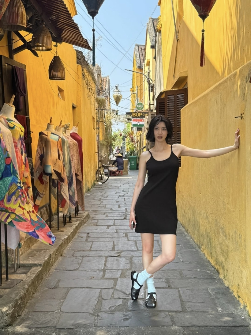 Theo Tuổi Trẻ Online, tối 12/4, nữ diễn viên Kwon Nara bất ngờ tung loạt ảnh trong chuyến du lịch Việt Nam vừa qua với dòng chú thích