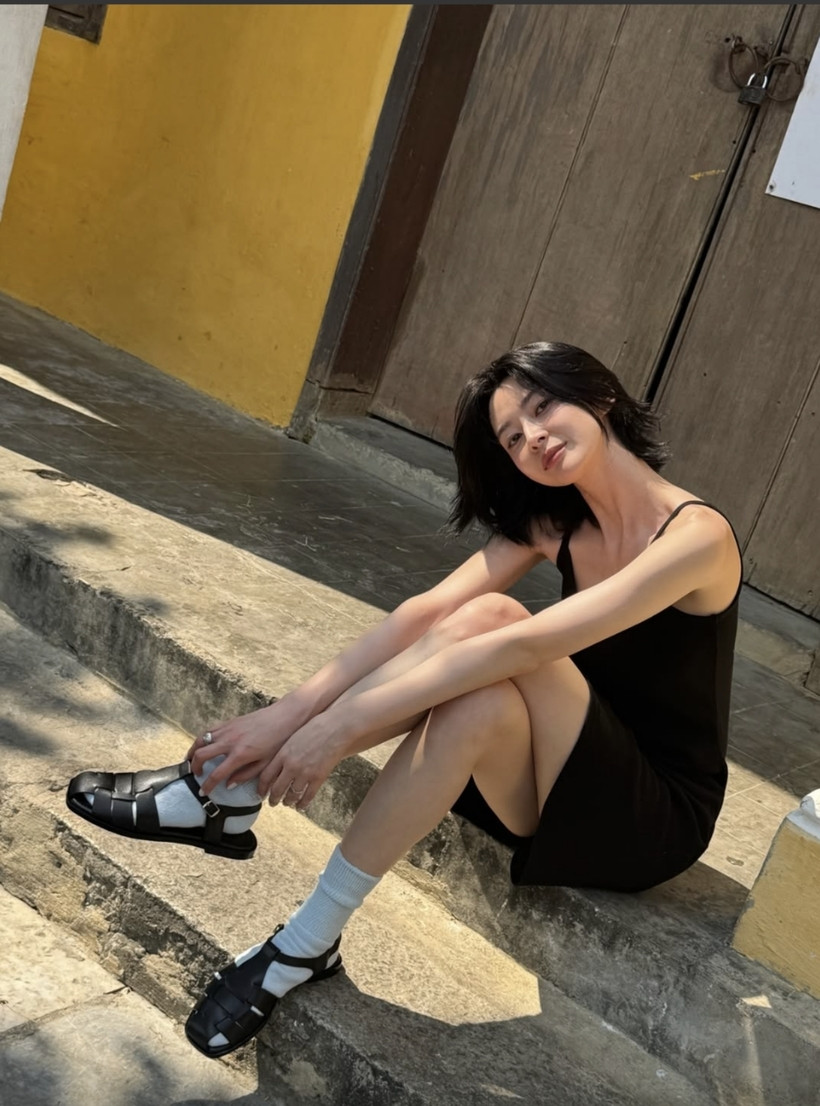 Trong những bức ảnh được đăng tải, Kwon Nara mặc váy slip đen, ngồi trên bậc thang dưới ánh nắng, dạo quanh đường phố và chợ ở Hội An, mang đến cảm giác gần gũi, tự nhiên với người hâm mộ.