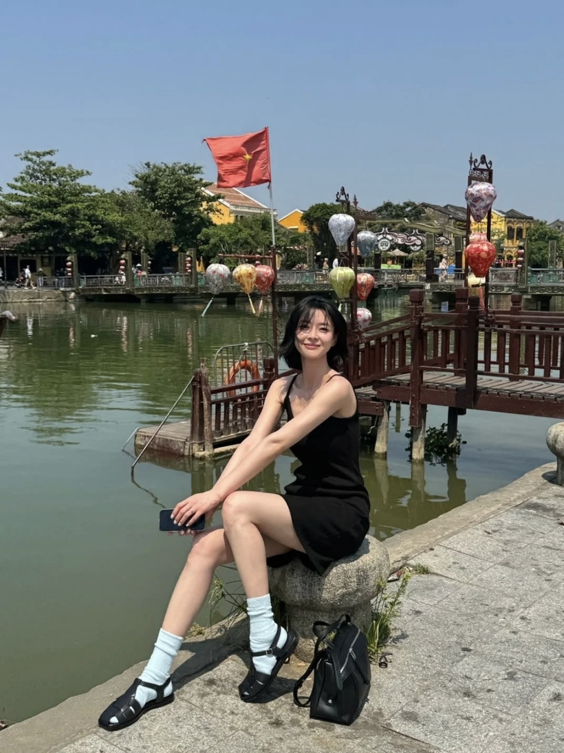 Nữ diễn viên cũng check-in tại khu vực bến sông Hoài, nơi du khách thường ngồi thuyền ngắm cảnh hoặc thả hoa đăng vào buổi tối. Không gian ven sông là một trong những điểm dừng chân quen thuộc của du khách khi tham quan phố cổ.