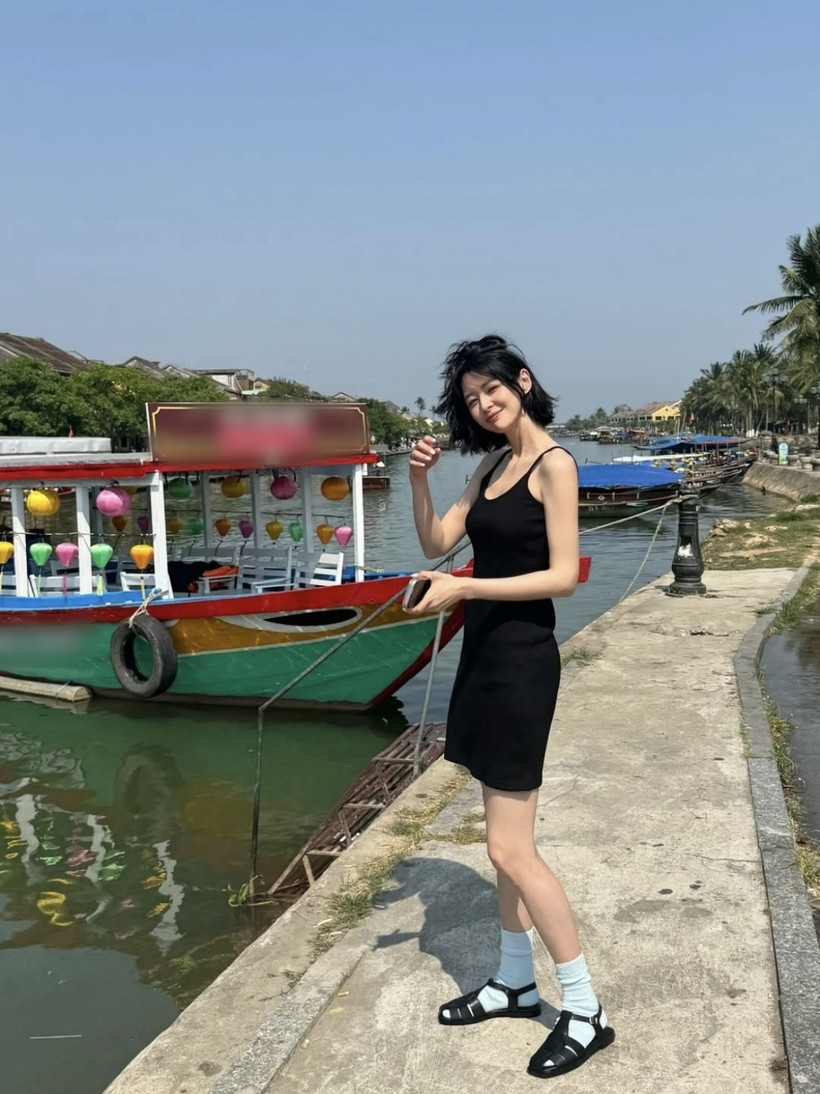 Bên cạnh sự nghiệp âm nhạc và diễn xuất, Kwon Nara cũng được chú ý nhờ phong cách thời trang thanh lịch và hình ảnh sang trọng, thường xuyên xuất hiện trên các tạp chí và sự kiện lớn.