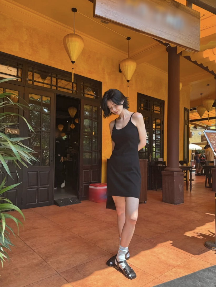 Kwon Nara sinh năm 1991, là diễn viên kiêm ca sĩ Hàn Quốc. Cô ra mắt công chúng với tư cách thành viên nhóm nhạc nữ Hello Venus vào năm 2012, đảm nhận vai trò visual và vocal.