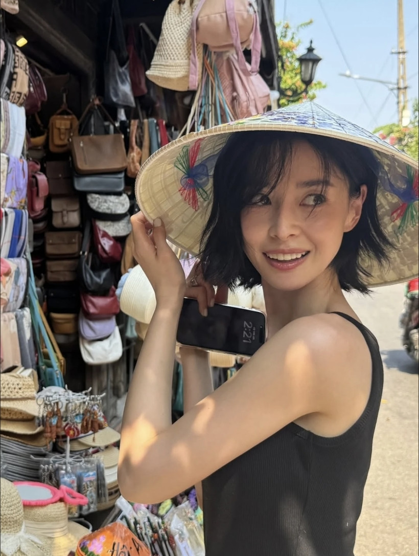 Đáng chú ý, trong chuyến đi lần này, nữ diễn viên để kiểu tóc ngắn ngang cằm đầy thời thượng thay vì mái tóc dài làm nên thương hiệu. Cô còn thử đội nón lá, trải nghiệm đeo quang gánh của người bán hàng rong khi dạo phố, theo tạp chí Tri Thức.