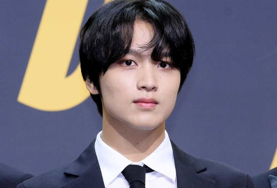 Nam ca sĩ 26 tuổi bị fan cuồng chửi bới, gây hỗn loạn tại sân bay