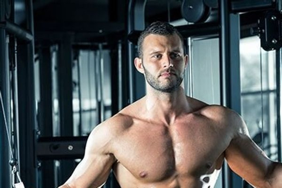 Sai lầm kinh điển tại phòng gym: Tại sao càng tập ngực, dáng càng gù?
