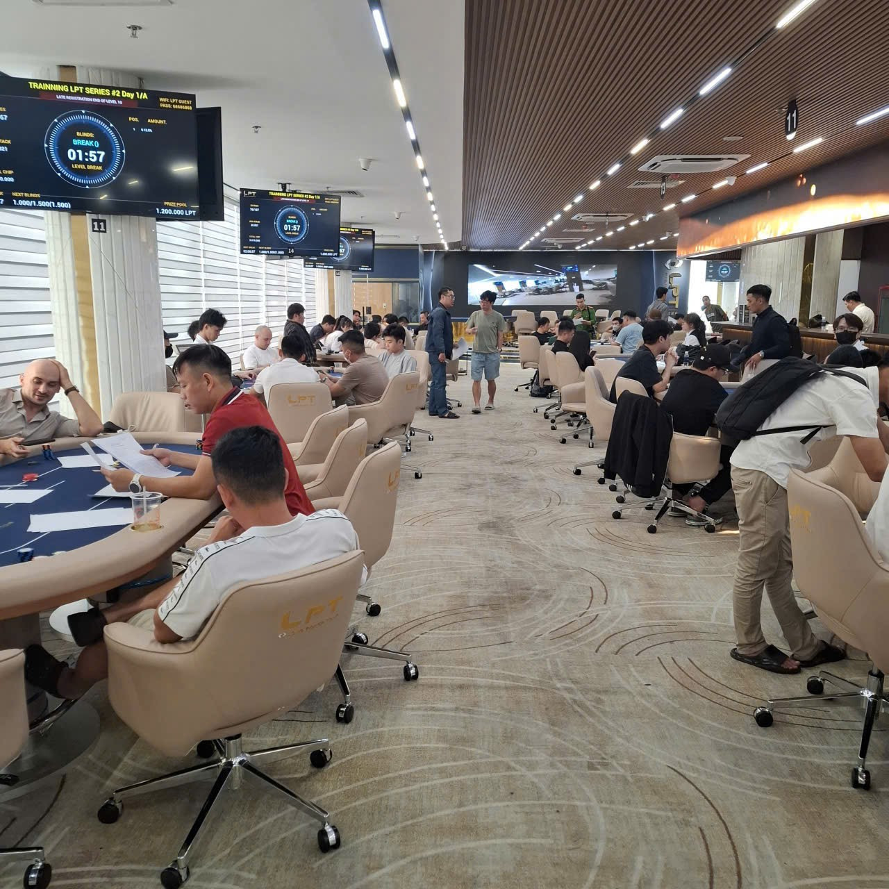 Triệt xoá sòng Poker trá hình trong khách sạn 5 sao ở Đà Nẵng - Ảnh 1.