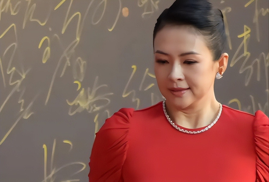 Từ bức ảnh Chương Tử Di tăng 10kg đầy ngấn mỡ: Chúng ta đang đòi hỏi gì ở một người phụ nữ ngoài 40?